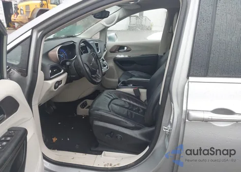 2017 Chrysler Pacifica Touring-L Plus z USA, uszkodzony, nr VIN 2C4RC1EG4HR652909